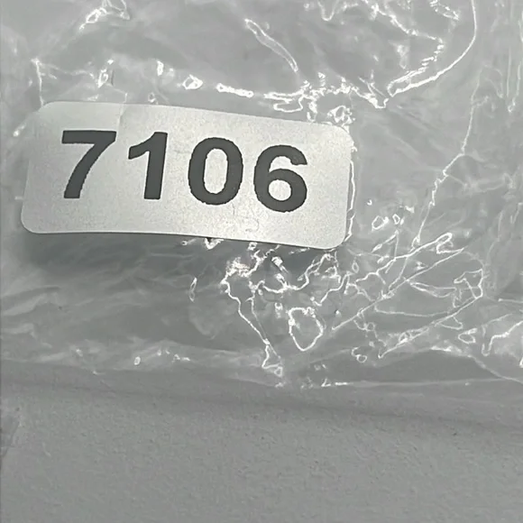 Gray Cat Enamel Pin - Picture 4 of 4